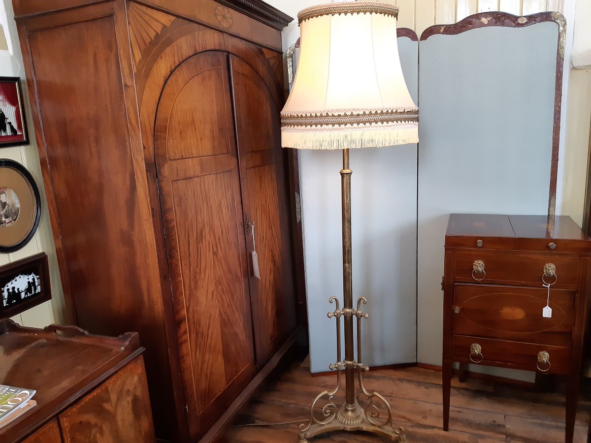 Late Victorian telescopic brass lamp standard